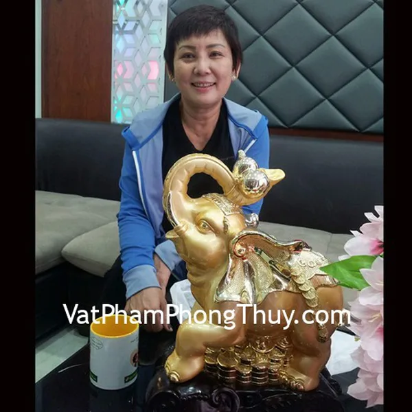 Chị Linh-Khách hàng mua tượng voi vàng bên hồ lô H357G