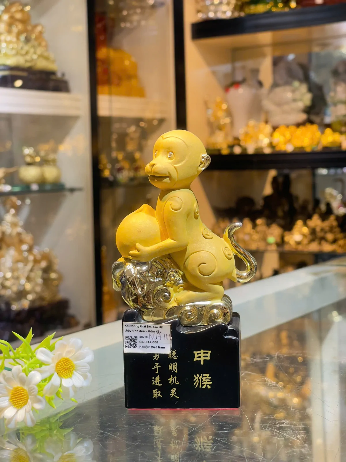 Khỉ thông thái ôm đào đế thủy tinh đen - thân hầu  (thông minh, cơ linh, dũng cảm, tiến đoạt) K077M
