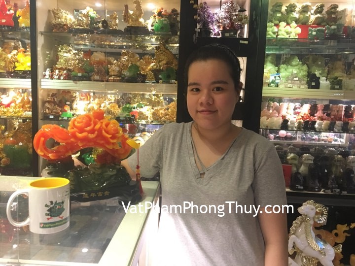Chị Phụng - khách hàng mua tượng mẫu đơn ngọc đỏ như ý trên núi xanh G118A